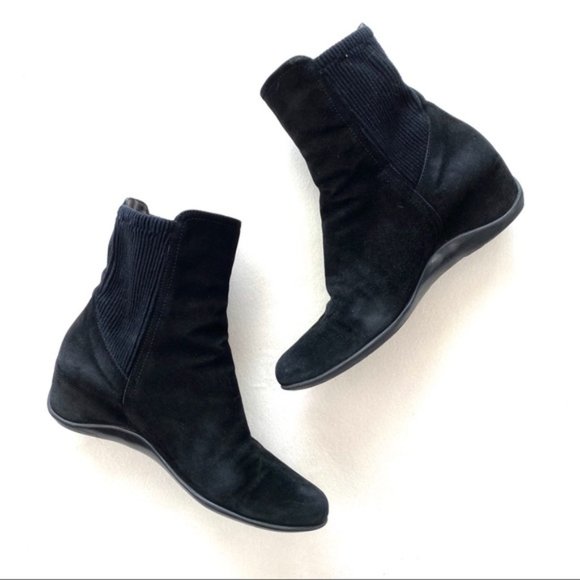Aquatalia Versa Black Suede Ankle Boots 7 - Picture 2 of 5